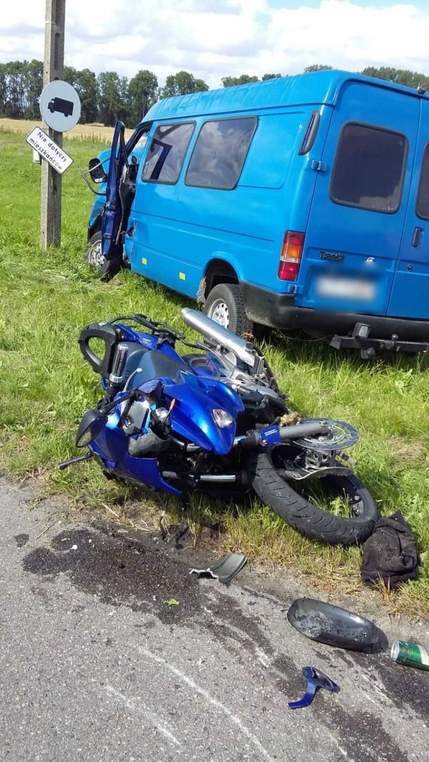Kończewice. Śmierć motocyklisty na DK 22. Policja wstępnie: "Kierowca forda nie upewnił się co do możliwości skrętu"