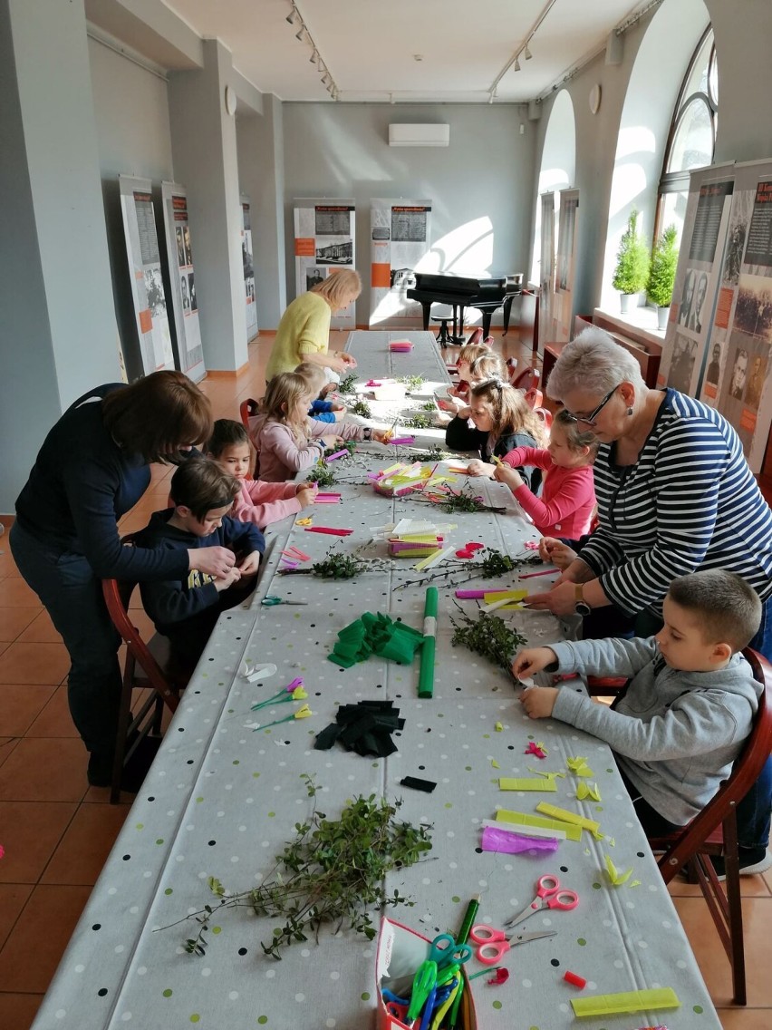 Warsztaty tworzenia palm wielkanocnych w Muzeum Regionalnym w Radomsku. ZDJĘCIA