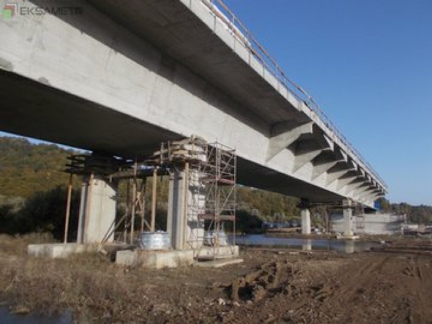 Trwa budowa mostu w Kurowie na rzece Dunajec.Powstaje...