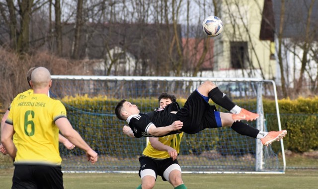 V liga piłkarska, Wadowice (26 marca 2022) Niwa Nowa Wieś - Brzezina Osiek 2:0. Na zdjęciu: Mariusz Piskorek, najskuteczniejszy zawodnik Niwy, przewrotką stara się pokonać bramkarza osieczan.