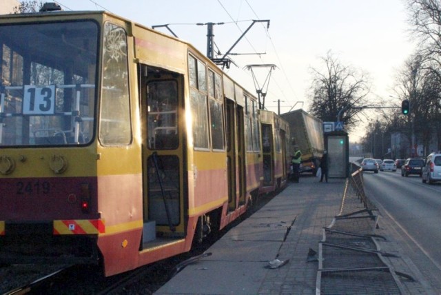 Tir wjechał w przystanek MPK bo kierowca zasłabł