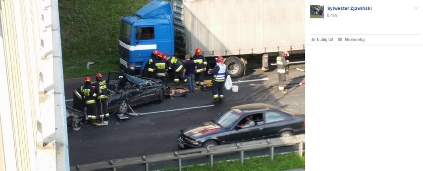 Wypadek na DTŚ w Chorzowie. Zderzenie opla z ciężarówką, ogromne korki [ZDJĘCIA]