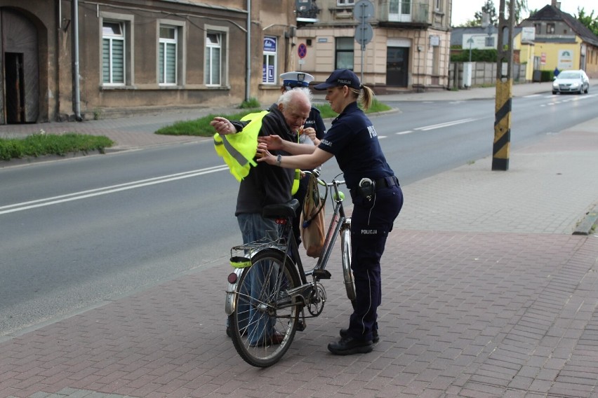 Policjanci rozdawali rowerzystom w Zduńskiej Woli odblaskowe...