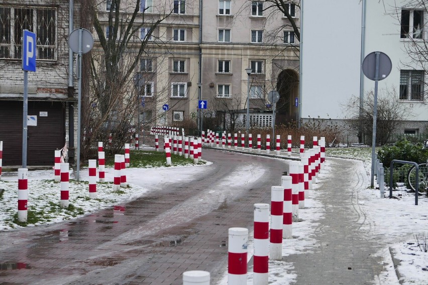 Absurdalna słupkoza na warszawskim Muranowie. Biało-czerwone "patriotki" zalały osiedlowe uliczki. "Można dostać oczopląsu" 