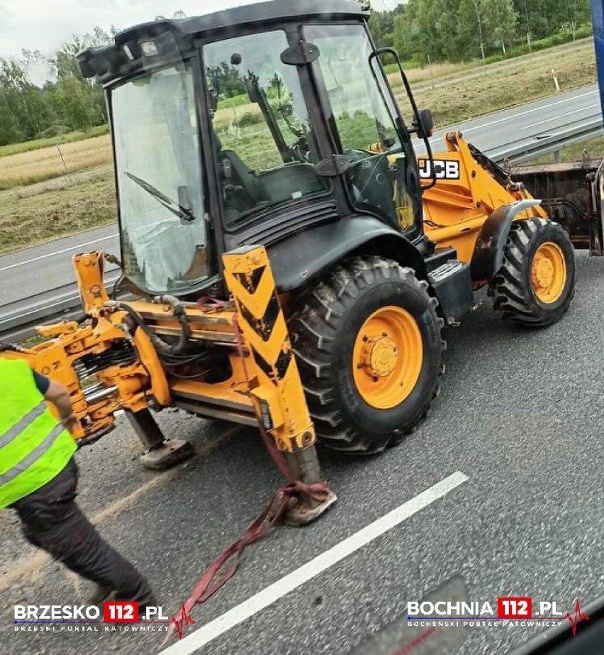 Koparka spadła na autostradzie A4 koło Bochni i blokowała...