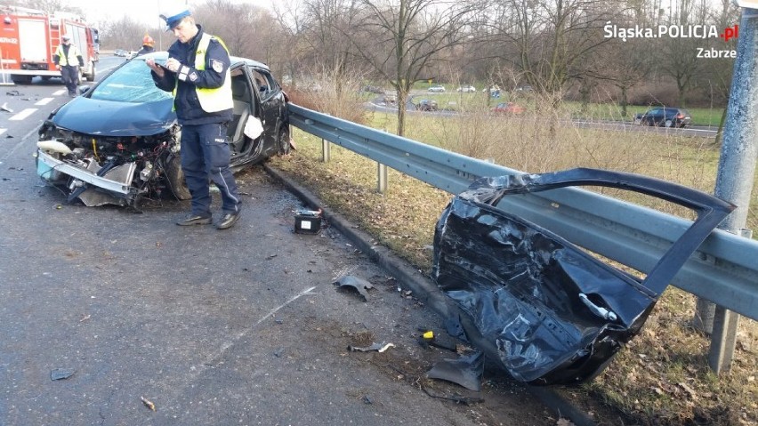 Wypadek w Zabrzu [ZDJĘCIA]. Chciał zawrócić na DK88... i doprowadził do zderzenia z TIR-em. Dwie osoby ranne