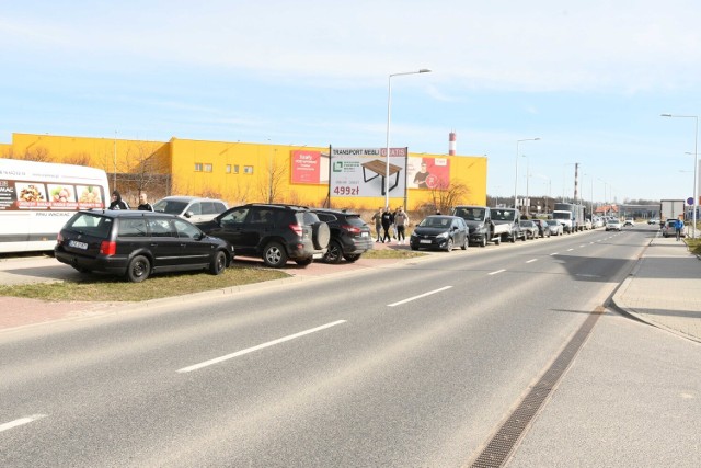 Wokół Targów Kielce samochody stoją niemal wszędzie. Więcej na kolejnych zdjęciach
