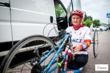 Słynny niepełnosprawny kolarz Krzysztof Jarzębski odwiedził Bełchatów
