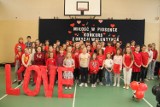 Walentynkowy konkurs muzyczny "Miłość w piosence". Uczestniczyli w nim uczniowie Szkoły Podstawowej nr 3 w Brzezinach