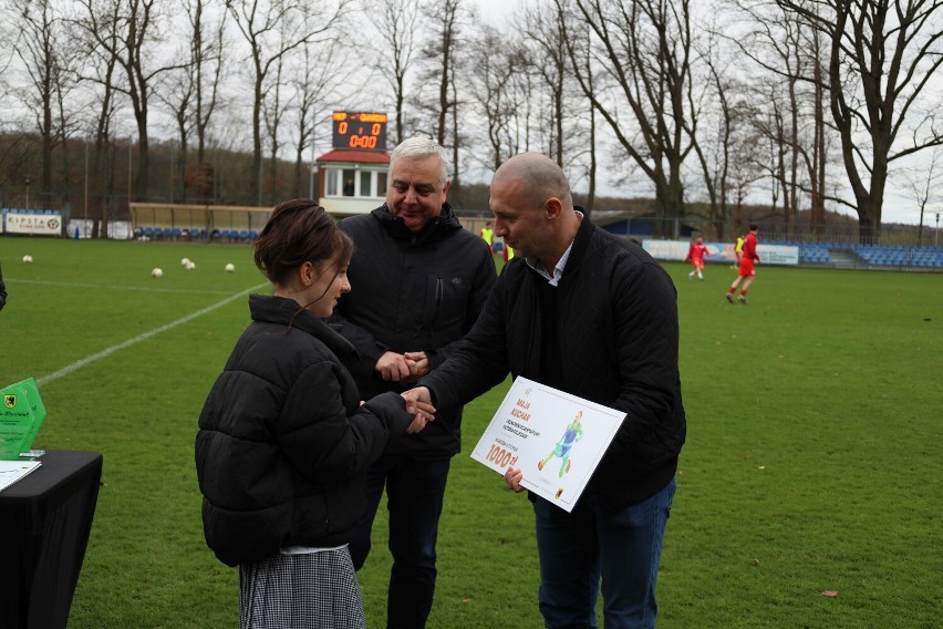 Nagrodę dla Mai Kuchar wręcza szef komisji sportu Szymon...