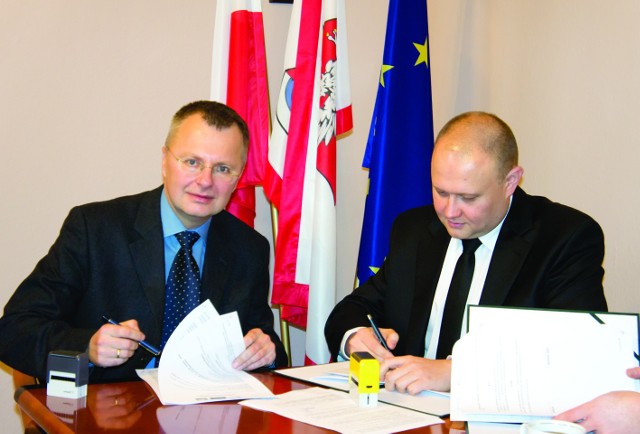 Od lewej: Arkadiusz Klimowicz, burmistrz Darłowa i kierownik Przemysław Osiński, przedstawiciel Agencji Restrukturyzacji i Modernizacji Rolnictwa