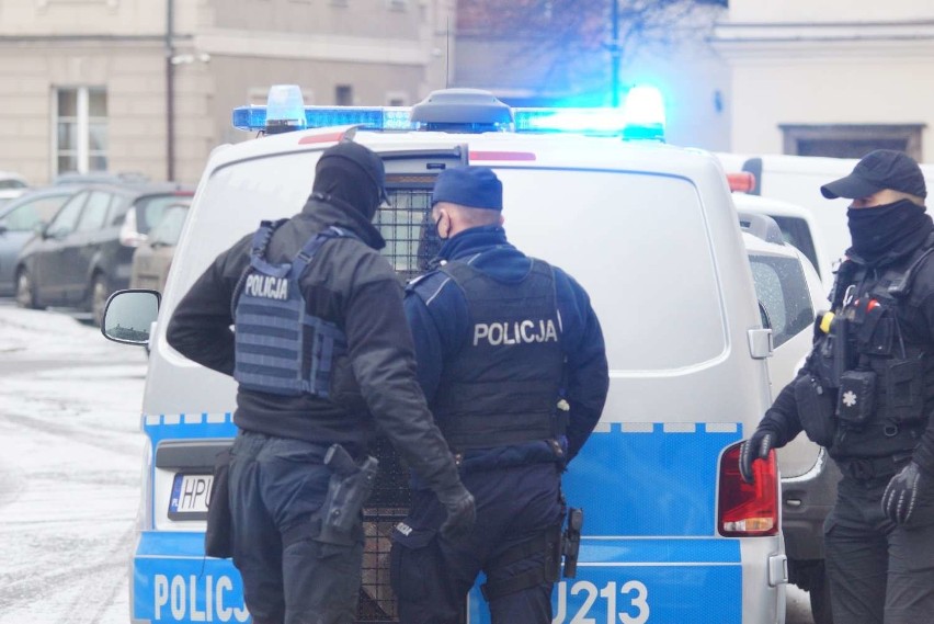 Zabójstwo na ulicy Fabrycznej w Kaliszu. Dwóch kaliszan usłyszało zarzuty w prokuraturze. ZDJĘCIA