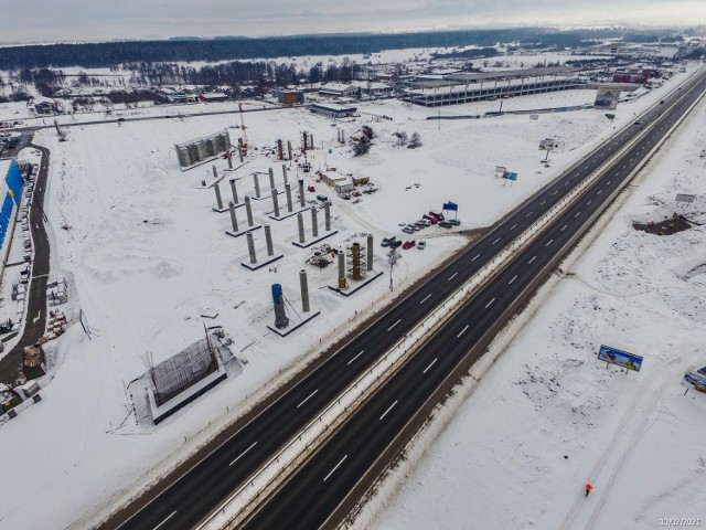 Budowany węzeł Nowy Targ Południe. W prawym górnym rogu widoczna porzucona budowa Galerii Podhalańskiej. To ją prawdopodobnie trzeba będzie rozburzyć by węzeł w przyszłości dawał możliwość skrętu w każdym z kierunków.