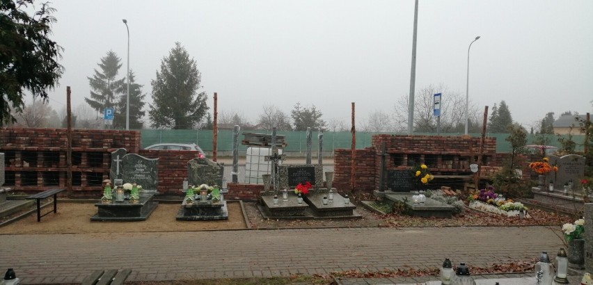 Trwa budowa kolumbarium na cmentarzu przy Spokojnej w...