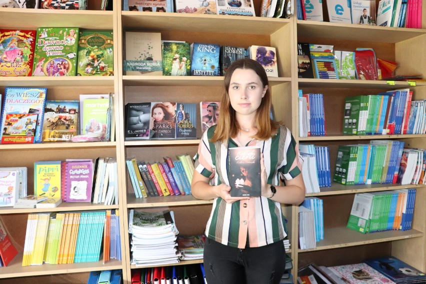 Wiktoria Piotrowska z Osięcin, maturzystka LZK we Włocławku, wydała debiutancką powieść "W blasku cieni” [zdjęcia]