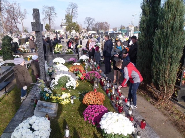 Jak co roku, będą zmiany w organizacji w Święto Zmarłych w Łowiczu. Będą obowiązywać od godz. 16.30 31 października, do godz. 20 2 listopada.