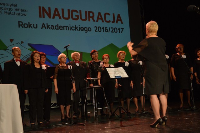 W Bełchatowie prężnie działa także Uniwersytet Trzeciego Wieku, na który uczęszcza ponad 200 seniorów z Bełchatowia. Członkowie UTW udzielają się m.in. wokalnie w chórze