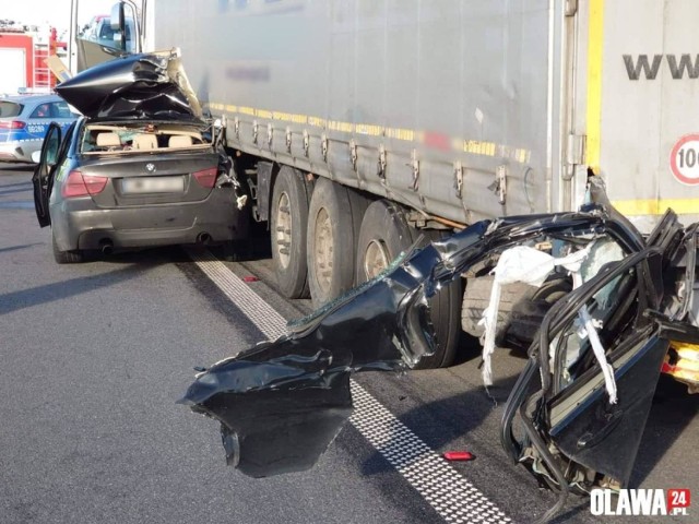 Tragiczny wypadek na A4 pod Wrocławiem. BMW wbiło się w tira, nie żyje pasażer auta osobowego