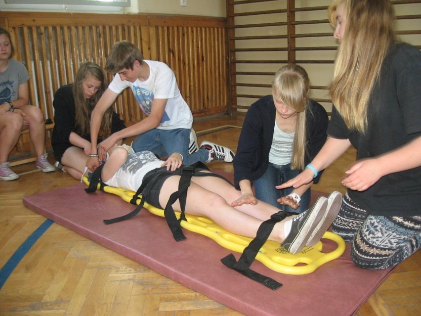 Szkolenie z zakresu pierwszej pomocy w Zespole Szkół w Stegnie [ZDJĘCIA]