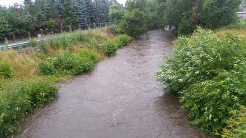 W gminie Mysłakowice stan ostrzegawczy osiągnęła już rzeka...