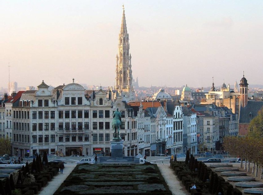 CEL : BRUKSELA

Bruksela jest siedzibą króla i parlamentu...