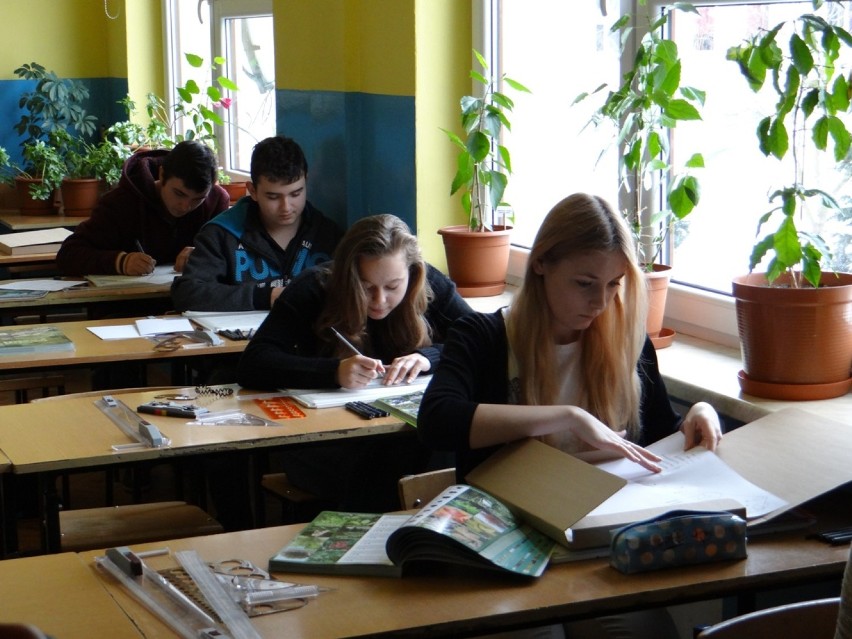Uczniowie ZSCKR w Dobryszycach projektują skwer przy ul....