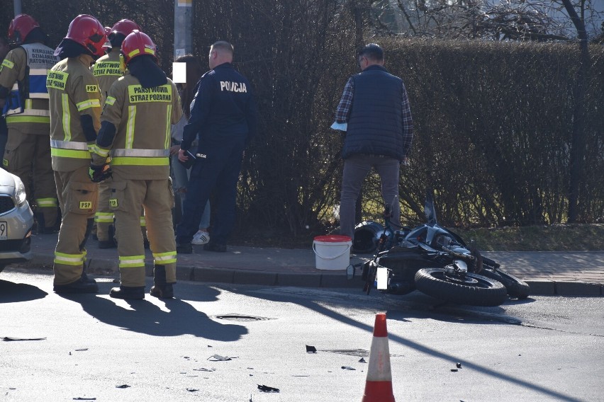 Pleszew. Zderzenie samochodu osobowego i motocykla na skrzyżowaniu ulicy Lipowej z Wierzbową