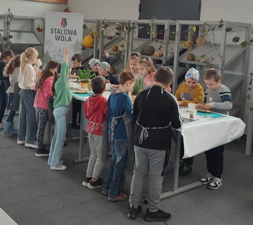 Finał warsztatów kulinarnych dla dzieci i młodzieży w hali owocowo-warzywnej „Zieleniak” w Stalowej Woli. Zobacz zdjęcia