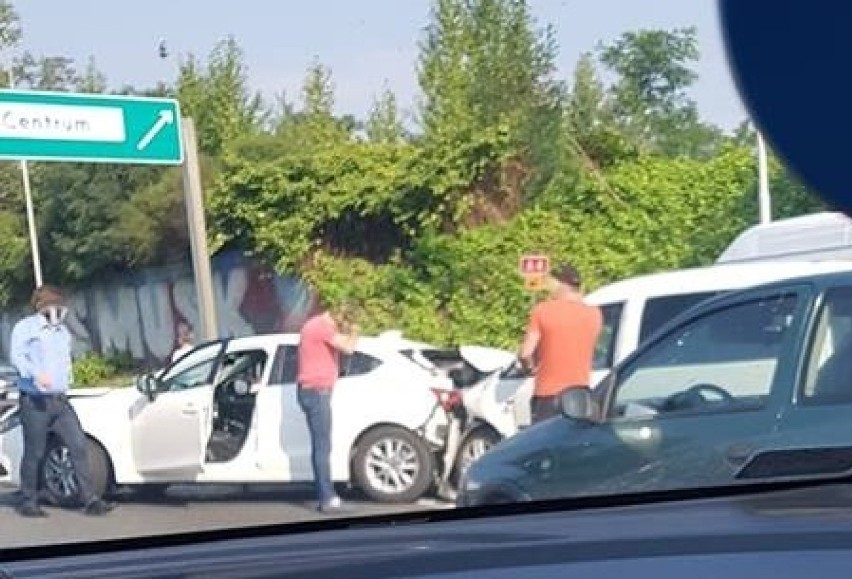 Katowice: Wypadek na autostradzie A4 [ZDJĘCIA] Zderzyły się 4 samochody, są poważne utrudnienia w ruchu