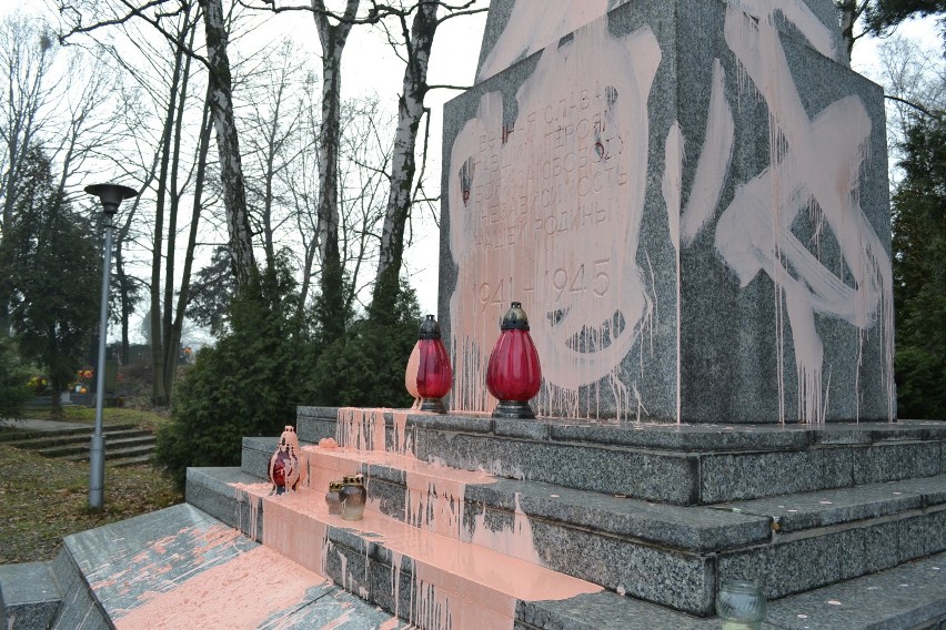 Zniszczony pomnik w Rybniku. To mogiła żołnierzy radzieckich