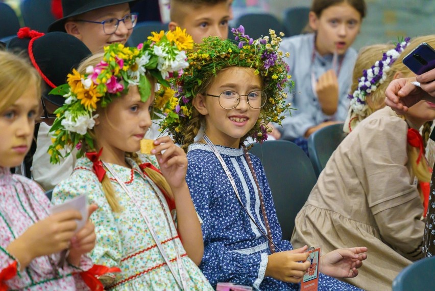 Nowy Sącz. Ruszył najbardziej kolorowy festiwal – Święto Dzieci Gór. W tym roku impreza ma hybrydowy charakter [ZDJĘCIA]