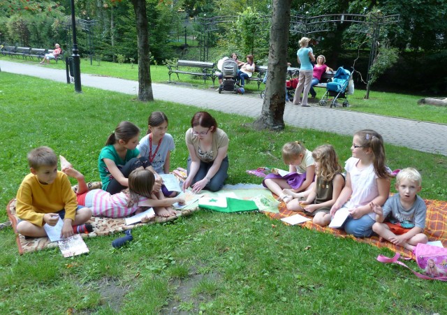 Dzieci uczą się języka w parku Planty