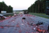 Wypadek na S-8 koło Tomaszowa Maz.: Dostawczy zderzył się z ciężarówką. Jedna osoba ranna
