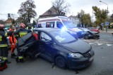 Wypadek na skrzyżowaniu Sikorskiego i Jedności Robotniczej w Głogowie. Dwa auta roztrzaskane. ZDJĘCIA