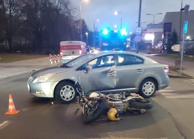 Na ulicy skrzyżowaniu Wernera i Wolność w Radomiu samochód osobowy najechał na motocyklistę. Kierujący motocyklem został ranny