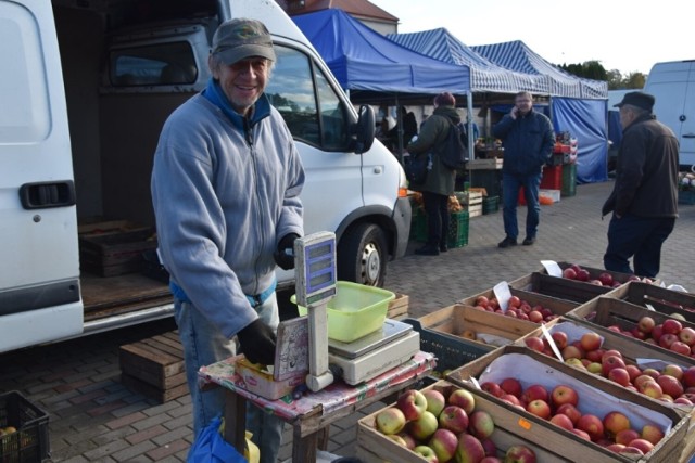Na targowisku w Kościerzynie można kupić produkty od lokalnych sprzedawców. Oprócz warzyw i owoców są już także kwiaty na Wszystkich Świętych.