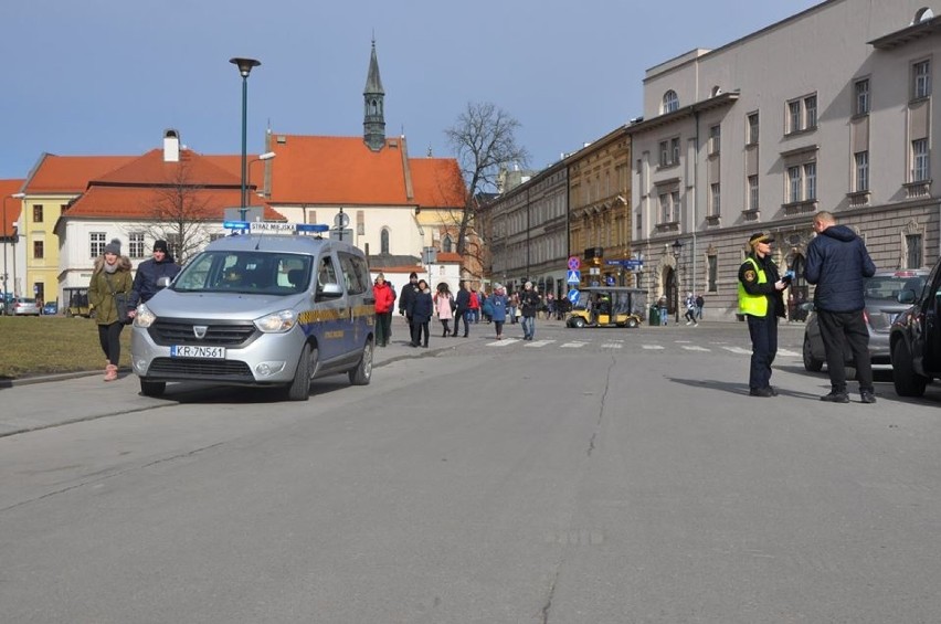 Strażnicy zakładający blokady w rejonie Wawelu