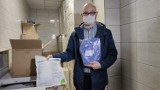 Piotrków, koronawirus: Piotrków przekazał materiały ochronne do obu szpitali. Są to rękawiczki, fartuchy, ubrania operacyjne