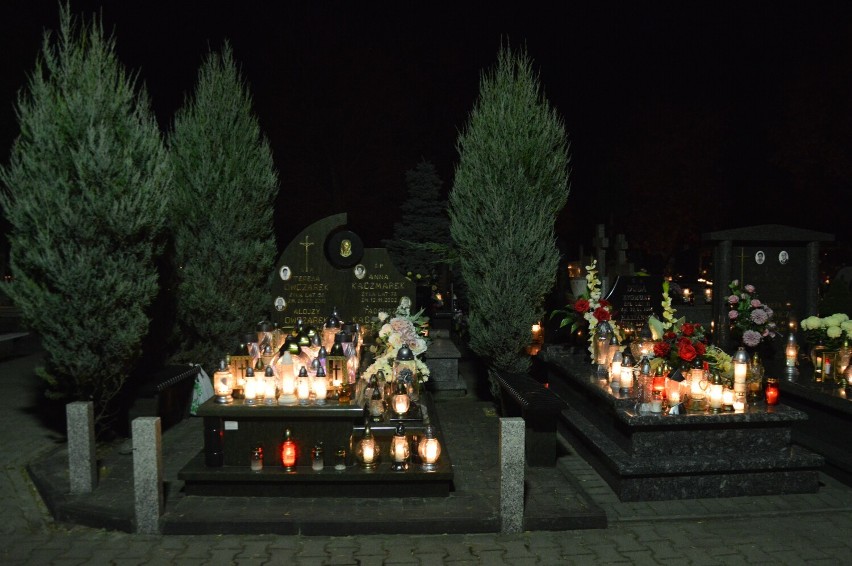 Cmentarz w Bełchatowie wieczorem, 1 listopada 2021 roku.