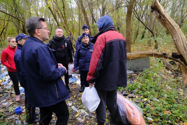 Są bezdomni, którzy przebywają w stałych miejscach, dlatego też tworzymy mapy. W nich zapisujemy informację, między innymi płeć i wiek. Dzięki temu wiemy, ile jest takich osób potrzebujących - informuje policjantka Katarzyna Owsian-Słomińska