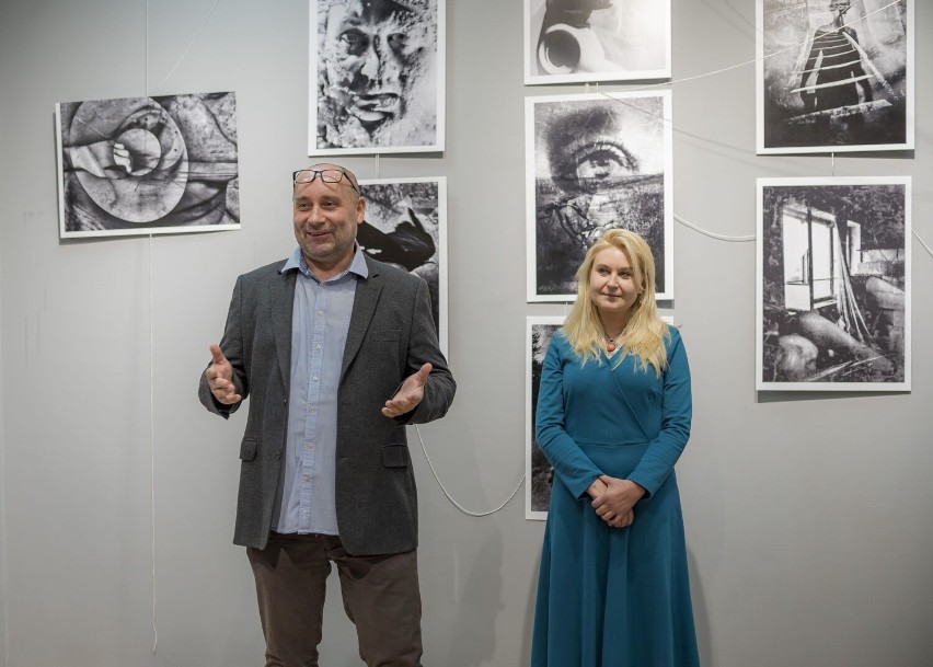 Wystawę Katarzyny Zawadzkiej otworzył Artur Dziwirek, prezes...