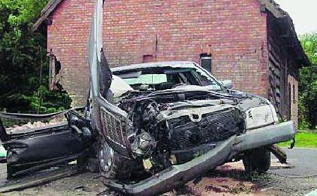 Dwóch pasażerów mercedesa zginęło na miejscu; kierowca przeżył