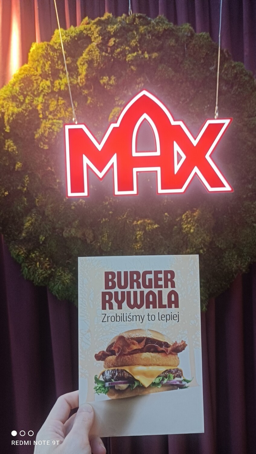 „Zrobiliśmy to lepiej”:  MAX Premium Burgers wprowadza Burgera Rywala do polskich restauracji
