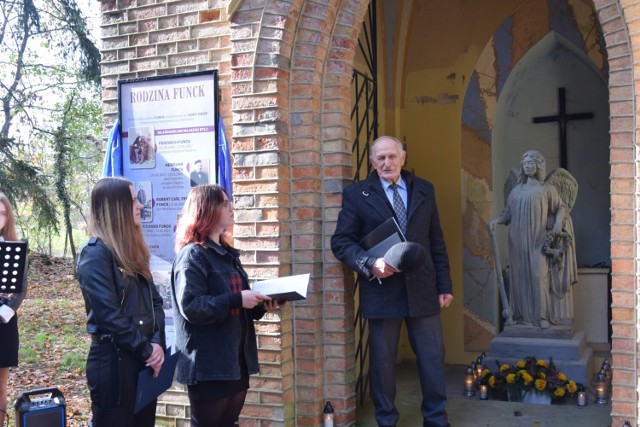 Położony wśród lasów, kryje historię ewangelickiej rodziny Funck przebywającej na tym terenia w latch 1846 - 1945. Groby są odwiedzane przez rodzinę mieszkającą obecnie w Niemczech