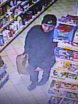 Rozpoznajesz tego mężczyznę? Jest podejrzany o kradzież w sklepie. Skontaktuj się z policją w Pakości