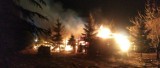 Zapalił się kompleks drewnianych wiat. Pożar zagrażał szkole i innym budynkom