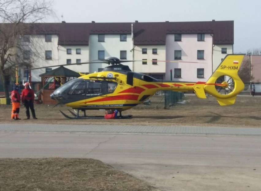 Lisów: Helikopter zabrał kobietę, która wypadła z drugiego piętra FOTO, WIDEO