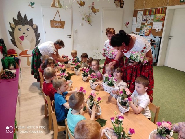 Przedszkolaki z Buszkowic, pod okiem pań z Koła Gospodyń Wiejskich im. św. Andrzeja Boboli w Żurawicy, przygotowały stroiki dla swoich mam.