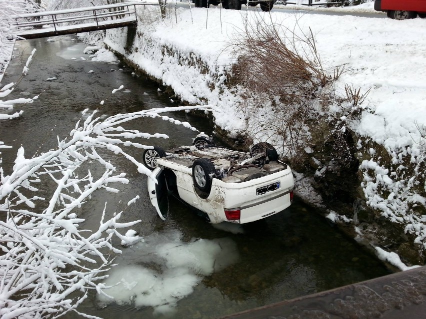 Wypadek w Soli-Kiczorze. Samochód wpadł do rzeki, kierowca w szpitalu [ZDJĘCIA]