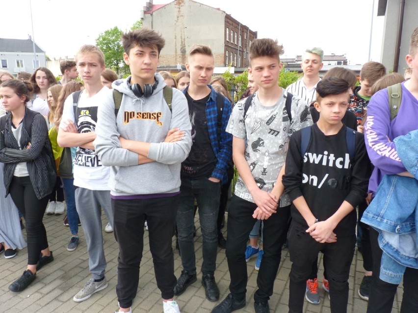 Maturzyści „ekonomika” w Radomsku zakończyli szkołę i opuścili szkolne mury (2018) [ZDJĘCIA]
